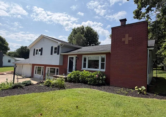 Photo 2 of Single family home for sale at 3228 Meadowbrook Dr NE, Lancaster, OH 43130 | MLS# 226027791 | Listing updated on 2026-09-03