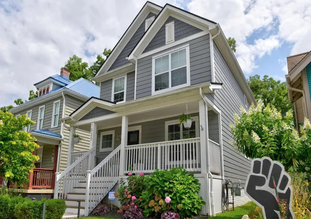 Photo 3 of Single family home for sale at 1527 Oak St, Columbus, OH 43205 | MLS# 226028293 | Listing updated on 2026-08-31