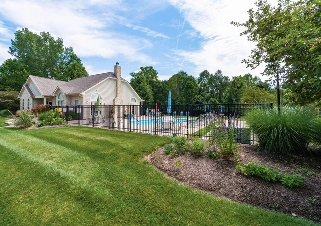 Listing Photo 2 - Condo for sale in building located at 5568 Meadowood Ln, Westerville, OH 43082 - Unit #