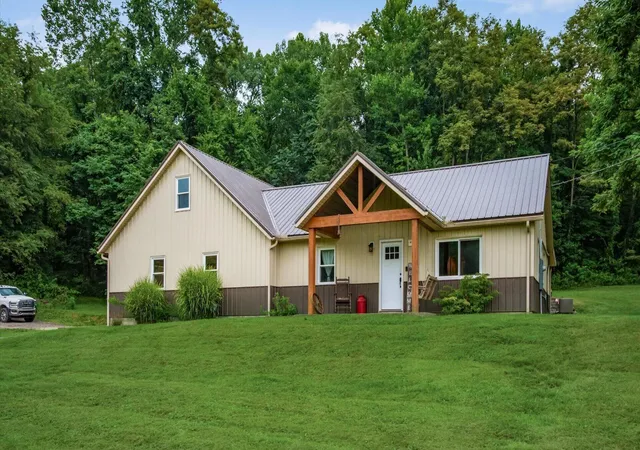 1st image of 1835 Lutz Ln, Zanesville, OH 43701 | MLS# 226028136