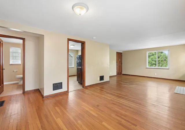 Listing Photo 5 - Condo for sale in building located at 872 Copeland Rd, Columbus, OH 43212