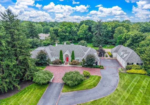 3rd image of 2777 Mccoy Rd, Columbus, OH 43220 | MLS# 226029601