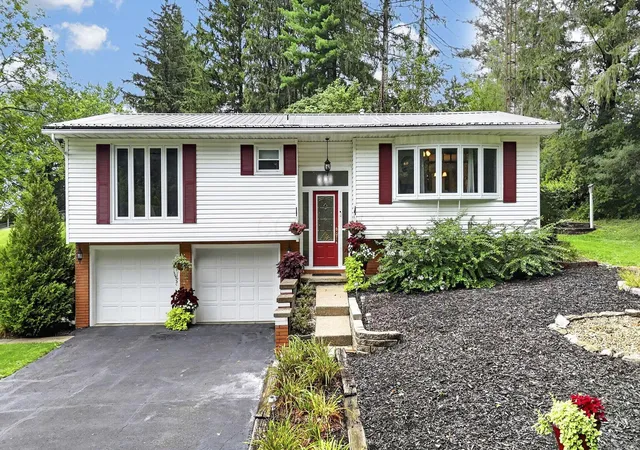 Photo 1 of Single family home for sale at 3215 Nob Hl Rd, Zanesville, OH 43701 | MLS# 226030869 | Listing updated on 2026-08-16