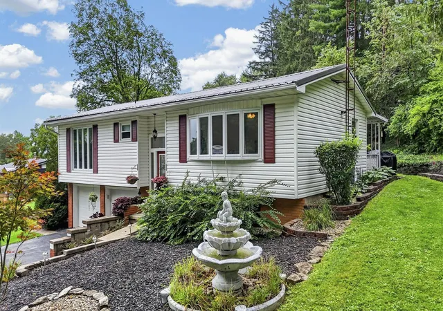 Photo 2 of Single family home for sale at 3215 Nob Hl Rd, Zanesville, OH 43701 | MLS# 226030869 | Listing updated on 2026-08-16
