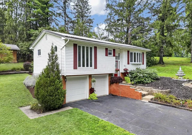 Photo 3 of Single family home for sale at 3215 Nob Hl Rd, Zanesville, OH 43701 | MLS# 226030869 | Listing updated on 2026-08-16