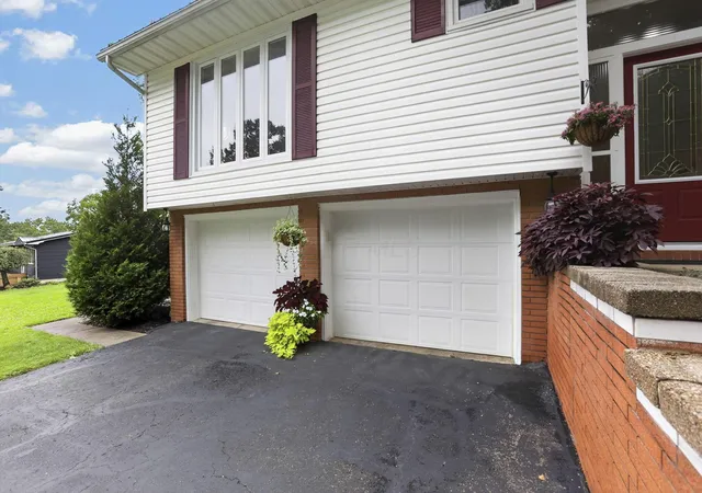 Photo 3 of Single family home for sale at 3215 Nob Hl Rd, Zanesville, OH 43701 | MLS# 226030869 | Listing updated on 2026-08-16