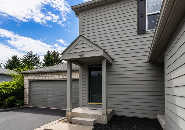 Listing Photo 2 - Condo for sale in building located at 4103 Parkcove Dr, Columbus, OH 43230