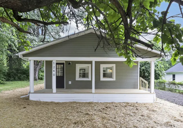Photo 3 of Single family home for sale at 1240 Manor Dr, Columbus, OH 43232 | MLS# 226030002 | Listing updated on 2026-10-06