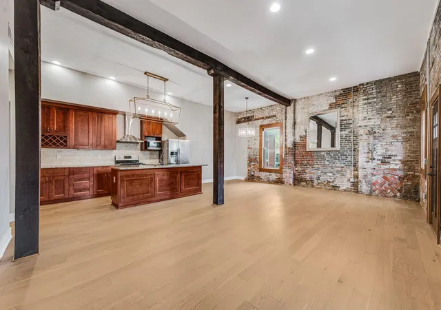 3rd image of 909 Gustavus Ln #B, Columbus, OH 43205 | MLS# 226028697
