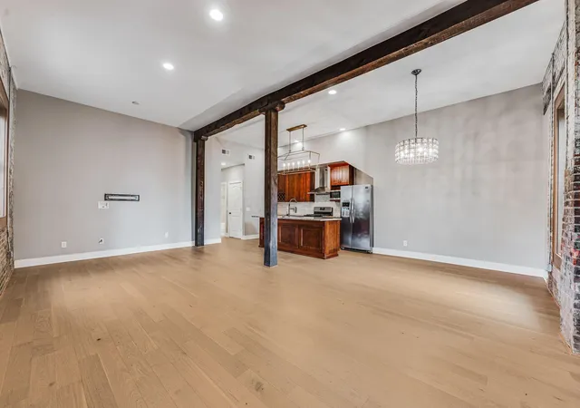 2nd image of 909 Gustavus Ln, Columbus, OH 43205