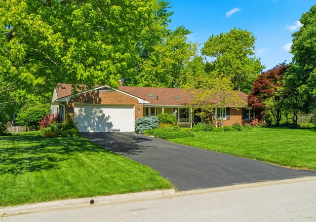 2nd image of 3795 Surrey Hill Pl, Columbus, OH 43220 | MLS# 226029053