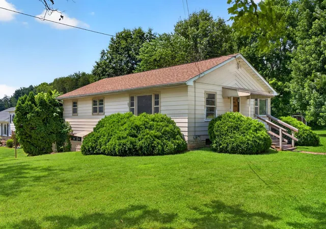 Single family home for sale at 146 Oakland Blvd NE, Newark, OH 43055 | MLS# 226028877