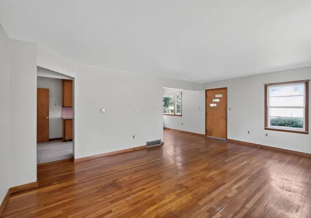 Photo 4 of Single family home for sale at 146 Oakland Blvd NE, Newark, OH 43055 | MLS# 226028877 | Listing updated on 2026-09-18
