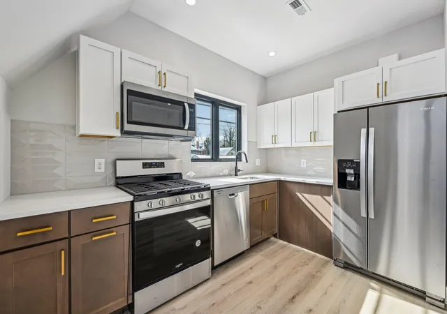 Listing Photo 4 - Condo for sale in building located at 1092 Gustavus Ln, Columbus, OH 43205