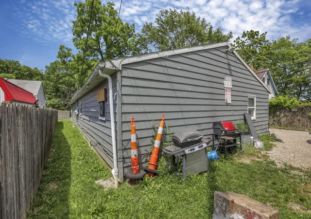 Listing Photo 4 - Condo for sale in building located at 1827 E Lakeview Ave, Columbus, OH 43224