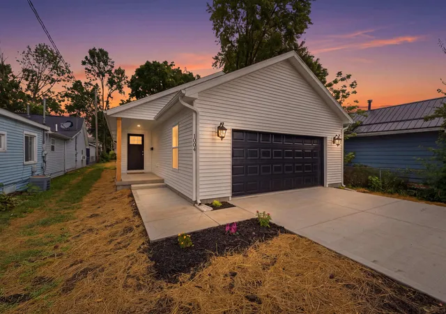 3rd image of 1004 John St, Washington Court House, OH 43160 | MLS# 226028860