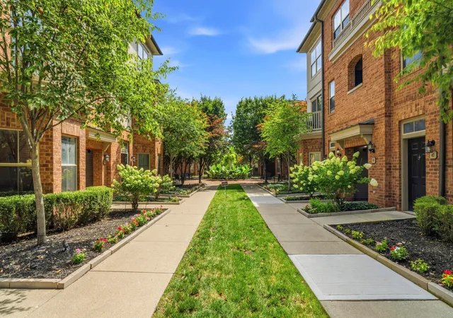 Listing Photo 2 - Condo for sale in building located at 46 Victorian Gate Wy, Columbus, OH 43215 - Unit #