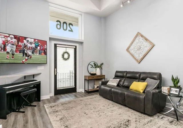 3rd image of 1276 N High St, Columbus, OH 43201