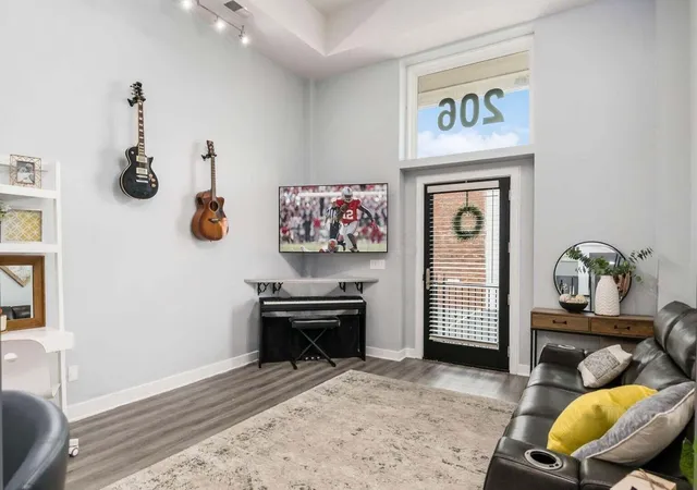 4th image of 1276 N High St, Columbus, OH 43201