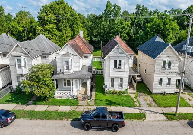 Photo 2 of Single family home for sale at 350 W Main St, Newark, OH 43055 | MLS# 226028871 | Listing updated on 2026-09-17