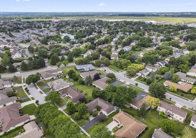 Listing Photo 2 - Condo for sale in building located at 1880-1882 Fontenay Ct, Columbus, OH 43235 - Unit #