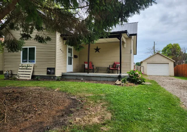 1st image of 990 Woodlawn Ave, Newark, OH 43055 | MLS# 226029099