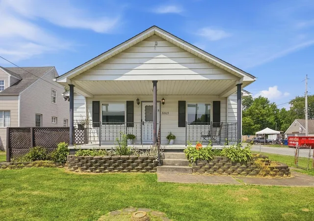 1st image of 3203 Lockbourne Rd, Columbus, OH 43207 | MLS# 226029181