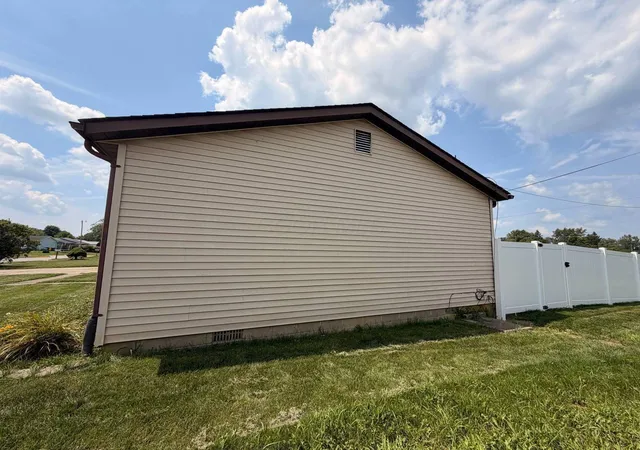 3rd image of 940 Kirkwood Dr, West Jefferson, OH 43162 | MLS# 226029231