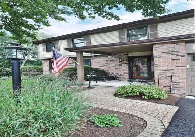 Photo 2 of Single family home for sale at 5200 Buckeye Grv, Columbus, OH 43214 | MLS# 226029496 | Listing updated on 2026-10-07