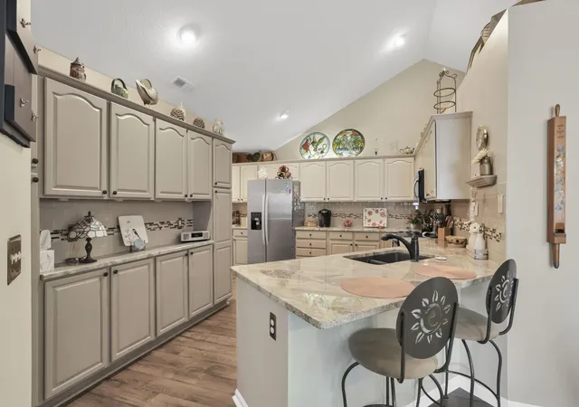 Listing Photo 4 - Condo for sale in building located at 100 Stonegate Dr, Pataskala, OH 43062