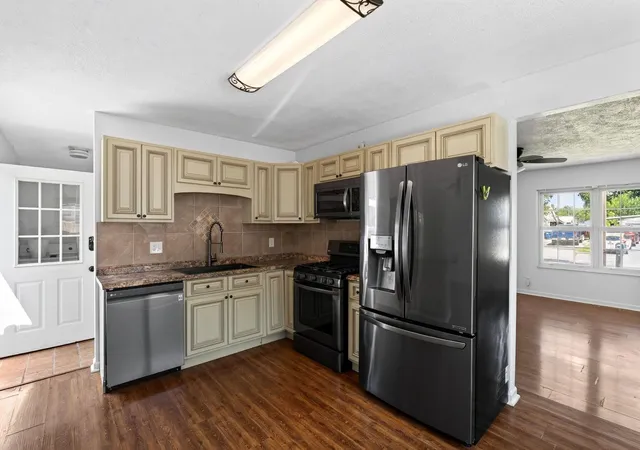 4th image of 411 Westport Dr, Groveport, OH 43125 | MLS# 226029352