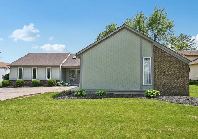 1st image of 1727 Sioux Ct, Grove City, OH 43123 | MLS# 226029523