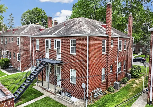 Listing Photo 2 - Condo for sale in building located at 802 Kenwick Rd, Columbus, OH 43209