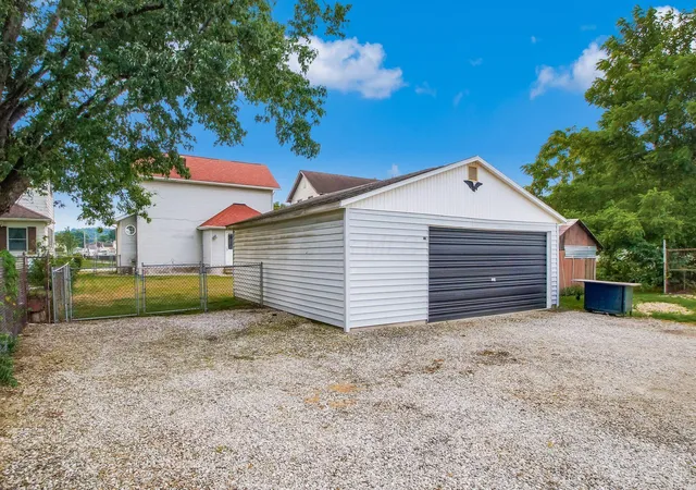 32nd image of 458 E Main St, Newark, OH 43055 | MLS# 226029819