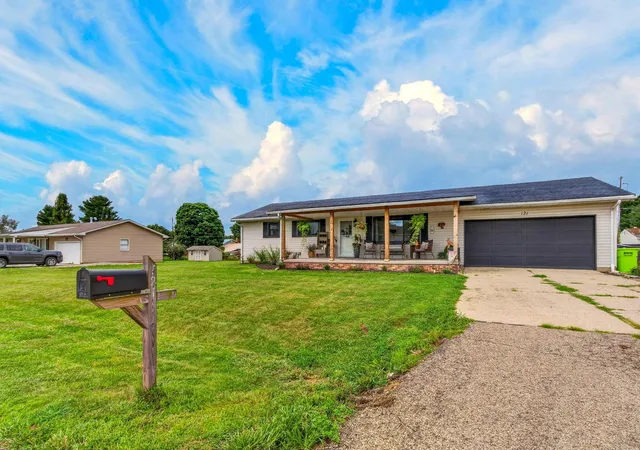 Photo 2 of Sale Pending at 121 Queen Dr, Chillicothe, OH 45601 | MLS# 226029450 | Listing updated on 2026-09-16