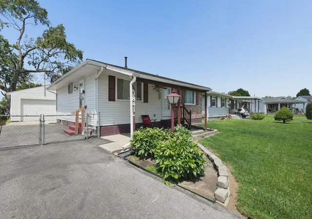 3rd image of 3841 Frazier Rd W, Columbus, OH 43207 | MLS# 226029671
