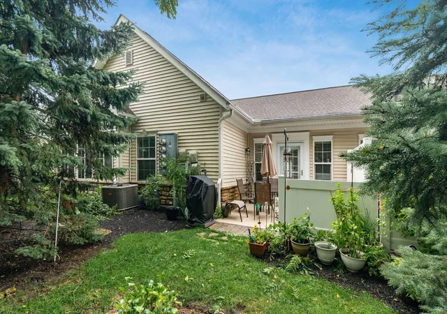 Listing Photo 2 - Condo for sale in building located at 4841 Ashleigh Dr, Dublin, OH 43016