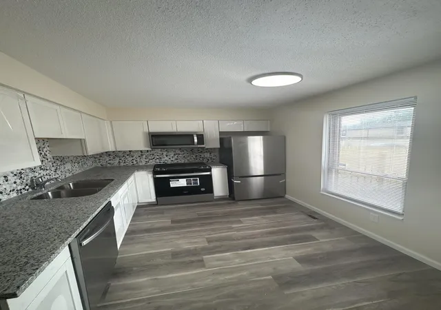 Listing Photo 3 - Condo for sale in building located at 1599 Mcnaughten Rd, Columbus, OH 43232