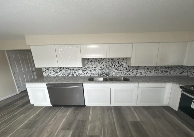 Listing Photo 4 - Condo for sale in building located at 1599 Mcnaughten Rd, Columbus, OH 43232
