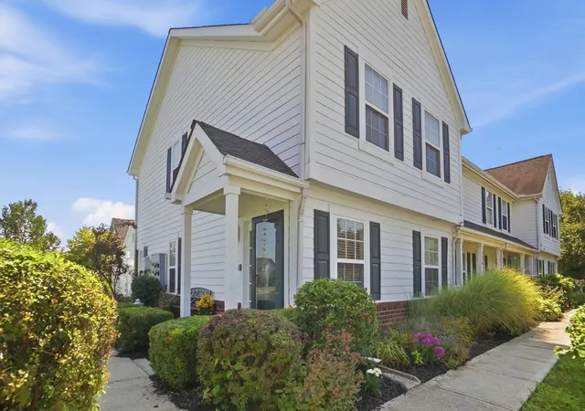 1st image of 662 Lakeview Dr S #27, Grove City, OH 43123 | MLS# 226030403