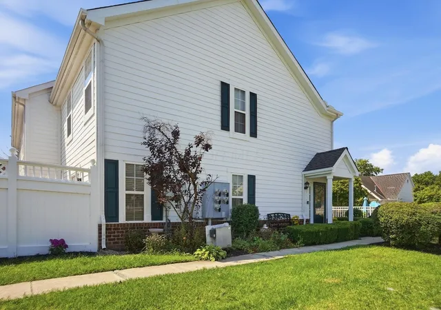 3rd image of 662 Lakeview Dr S #27, Grove City, OH 43123 | MLS# 226030403