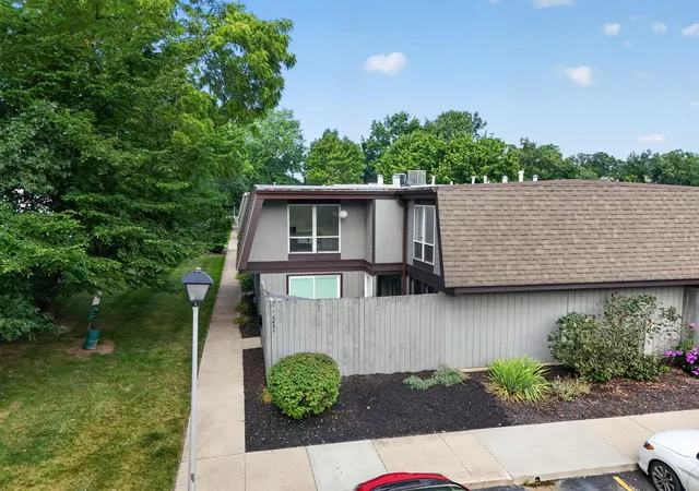 1st image of 5421 Worthington Forest Pl E #1A, Columbus, OH 43229 | MLS# 226029962