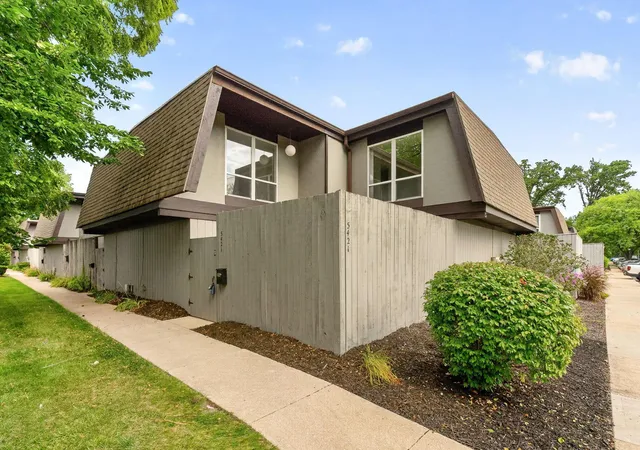 2nd image of 5421 Worthington Forest Pl E #1A, Columbus, OH 43229 | MLS# 226029962