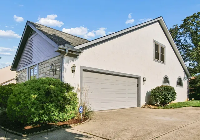 Photo 4 of Single family home for sale at 3015 Shoreline Dr, Lewis Center, OH 43035 | MLS# 226030804 | Listing updated on 2026-09-14