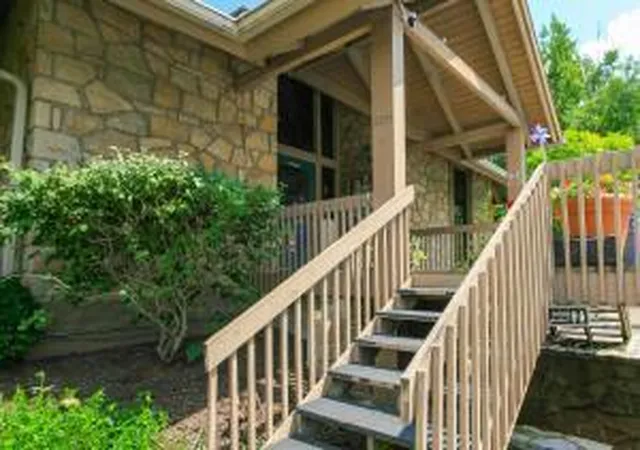 2nd image of 92 Stornoway Dr W, Columbus, OH 43213