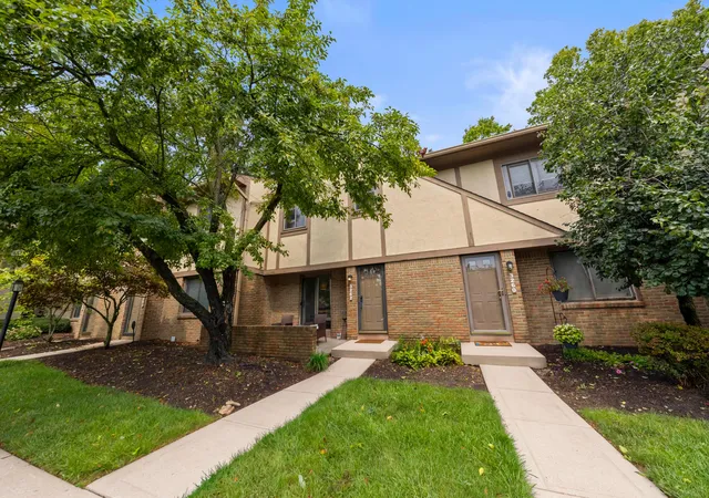 3rd image of 3262 Brookview Wy #11, Columbus, OH 43221 | MLS# 226030574