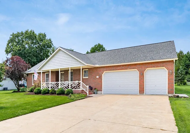 1st image of 645 Lakeshore Dr W, Hebron, OH 43025 | MLS# 226030245