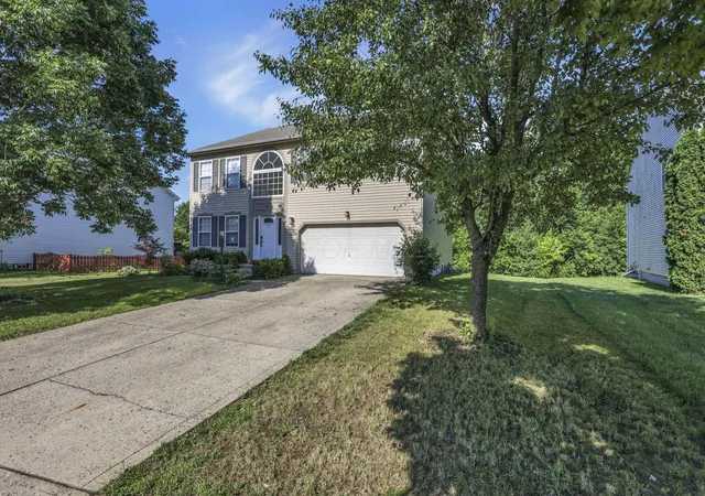 Photo 3 of Single family home for sale at 49 Knights Brg Dr W, Pickerington, OH 43147 | MLS# 226030290 | Listing updated on 2026-10-01