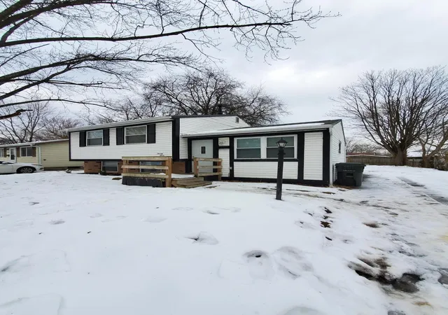 Photo 2 of Sale Pending at 2390 Carlford St, Columbus, OH 43232 | MLS# 226030303 | Listing updated on 2026-09-11