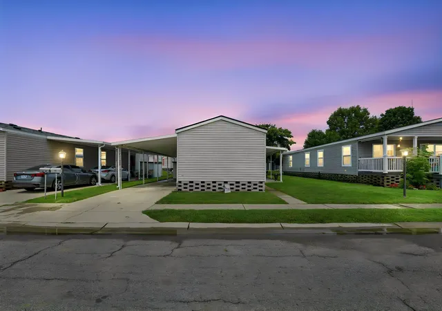 Photo 3 of Single family home for sale at 668 Royal Palm Ct, Columbus, OH 43207 | MLS# 226030468 | Listing updated on 2026-09-16